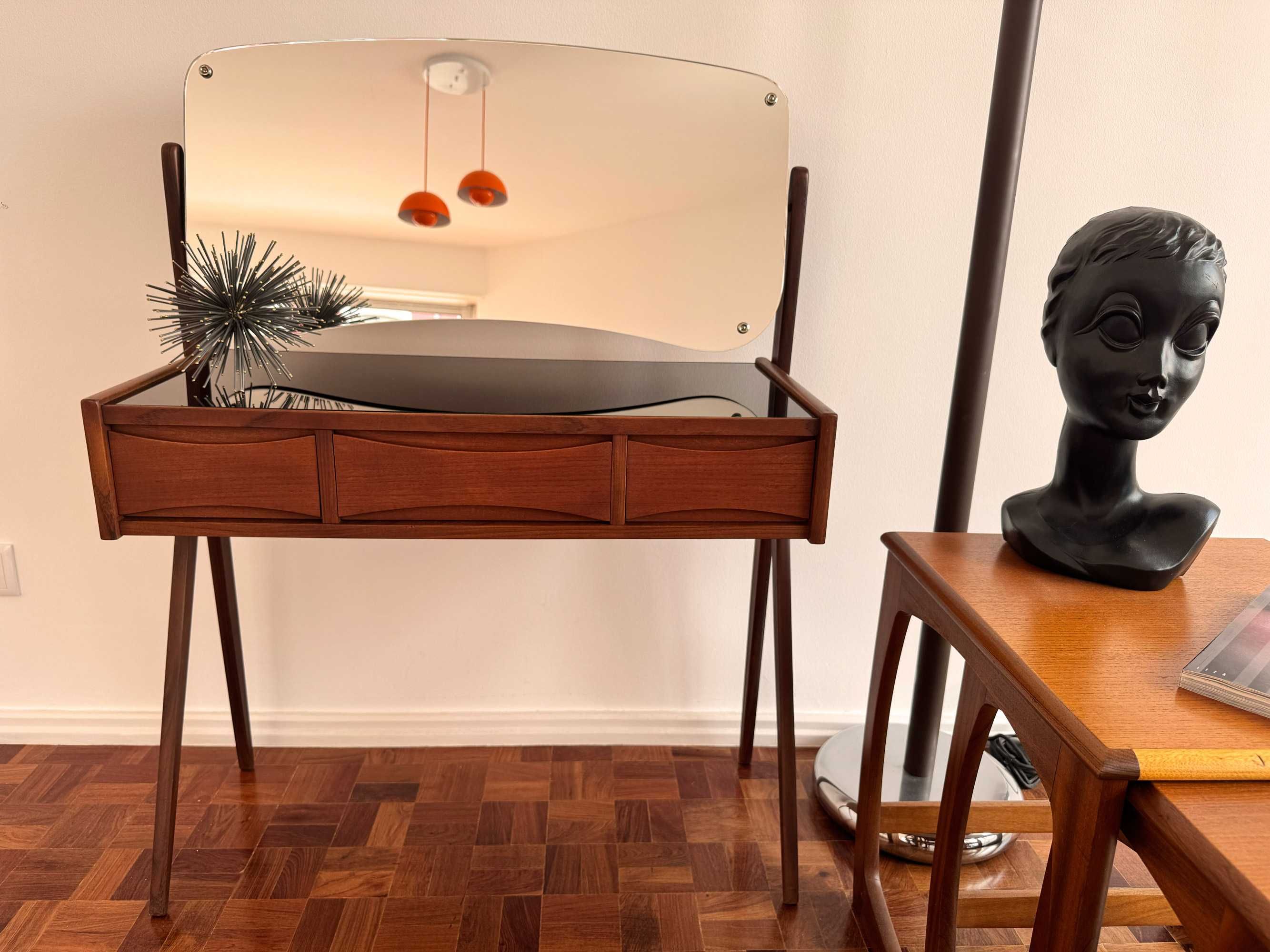 Toucador Vintage dos Anos 60 em Teca, Design de Arne Vodder