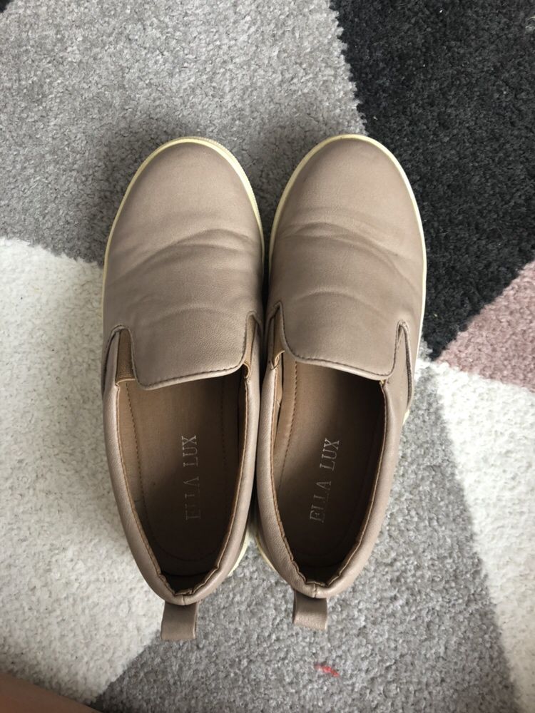 Beżowe buty slip on