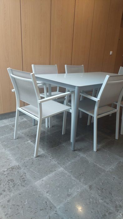 Conjunto de mesa com tampo em vidro lacado e 6 cadeiras - Exterior