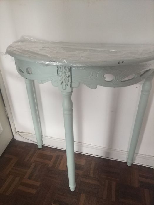 Mesa de entrada pintada em verde água nova a estrear