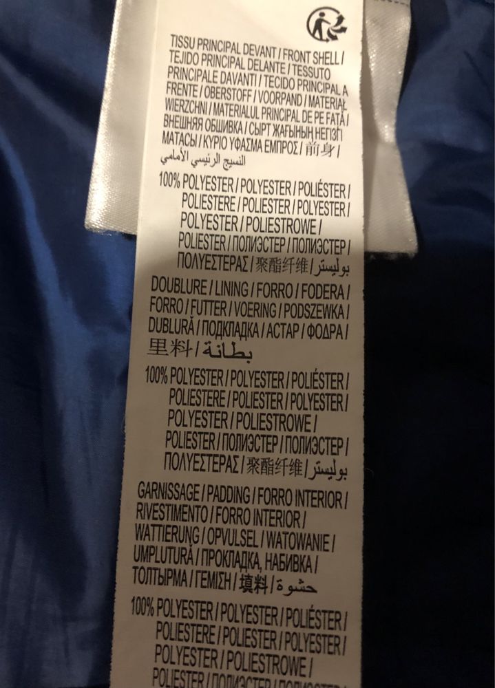 Colete almofadado, com bolsos latetais e fecho inteiro