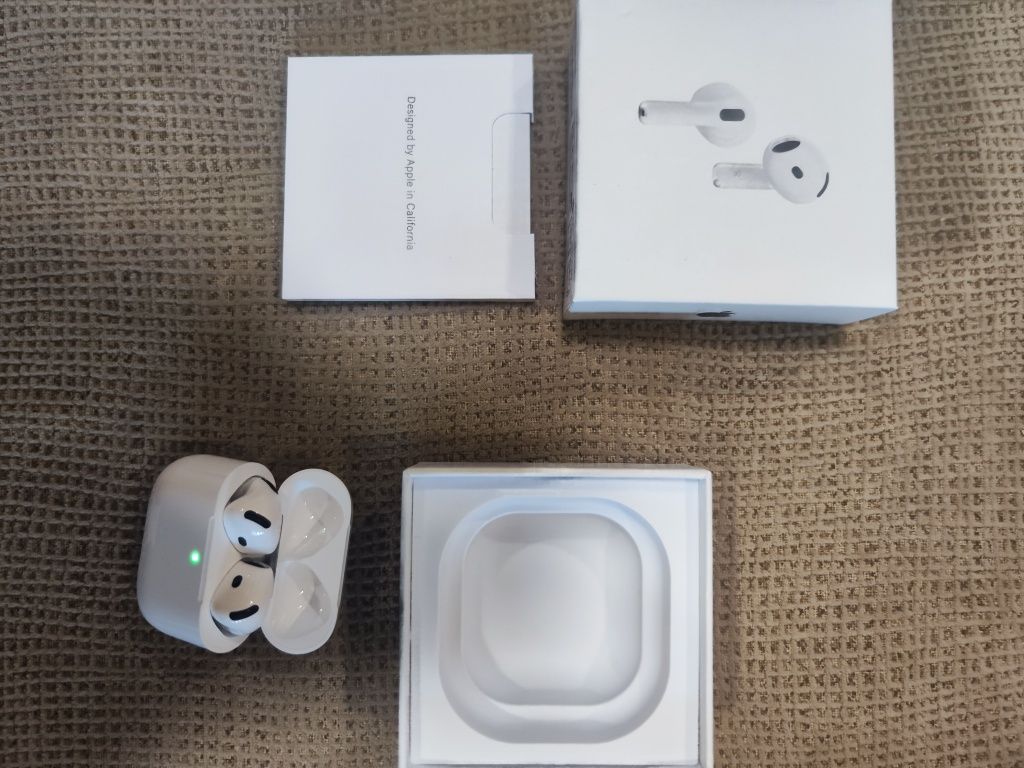 Air pods4 com caixa aberta
