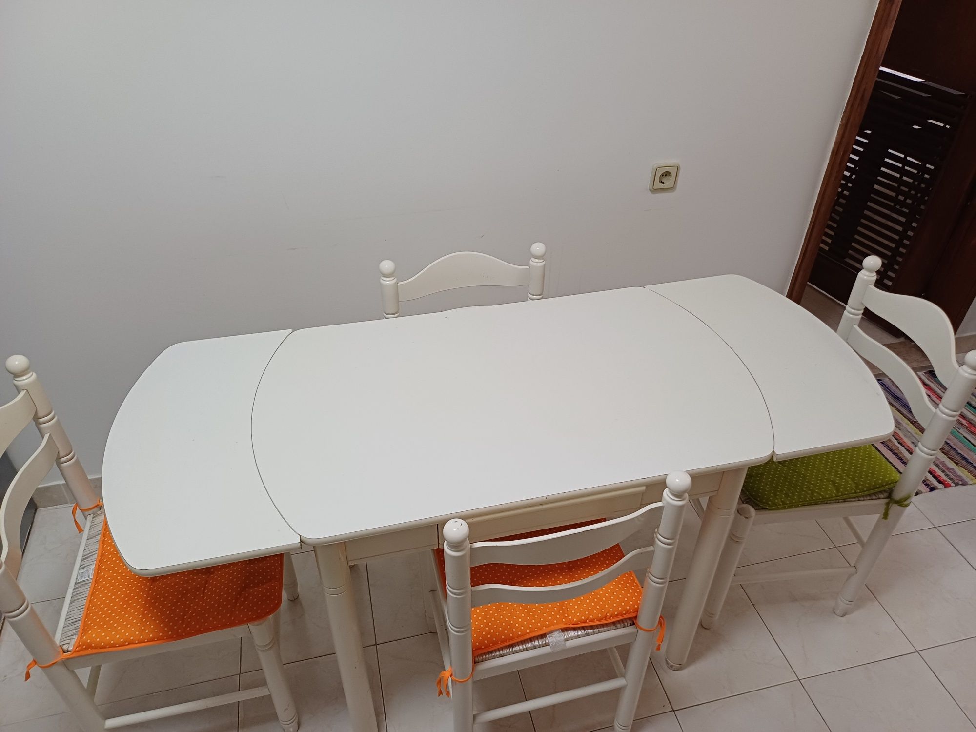 Mesa + 4 cadeiras cozinha