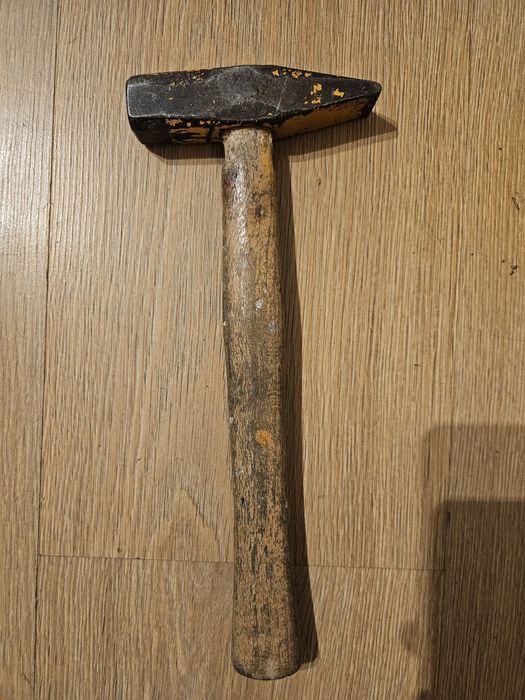 Młotek z rączką drewnianą