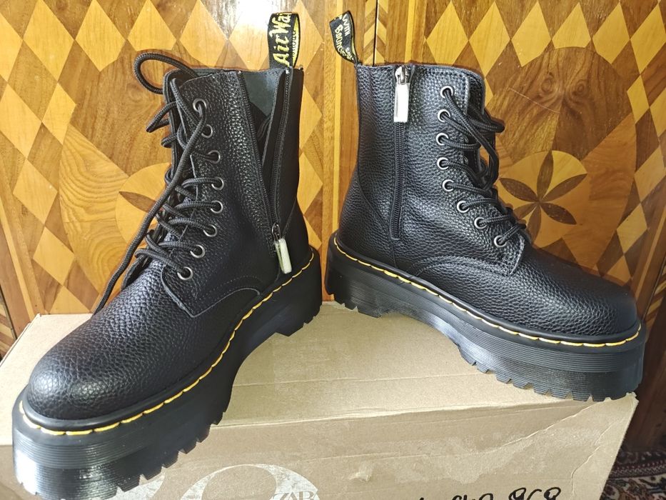 Wysokie Glany osmio dziurkowe nowe rozmiar 39