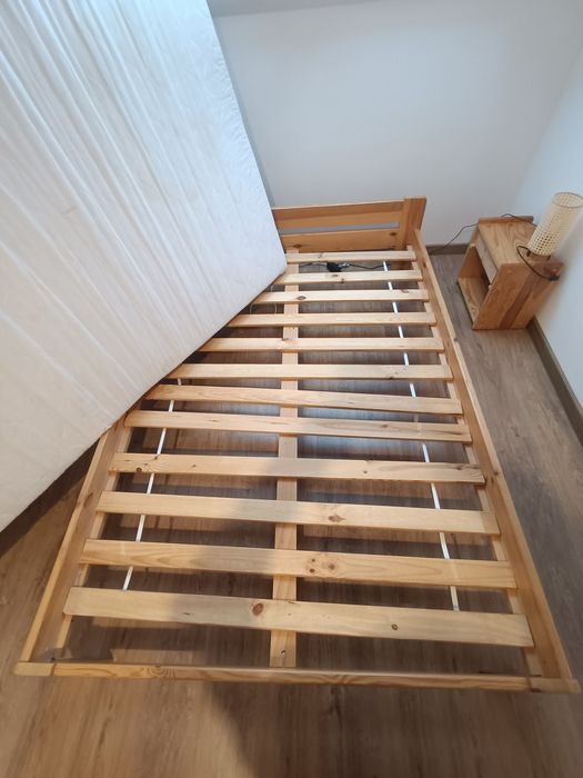 Łóżko sosnowe lakierowane z materacem 140x200