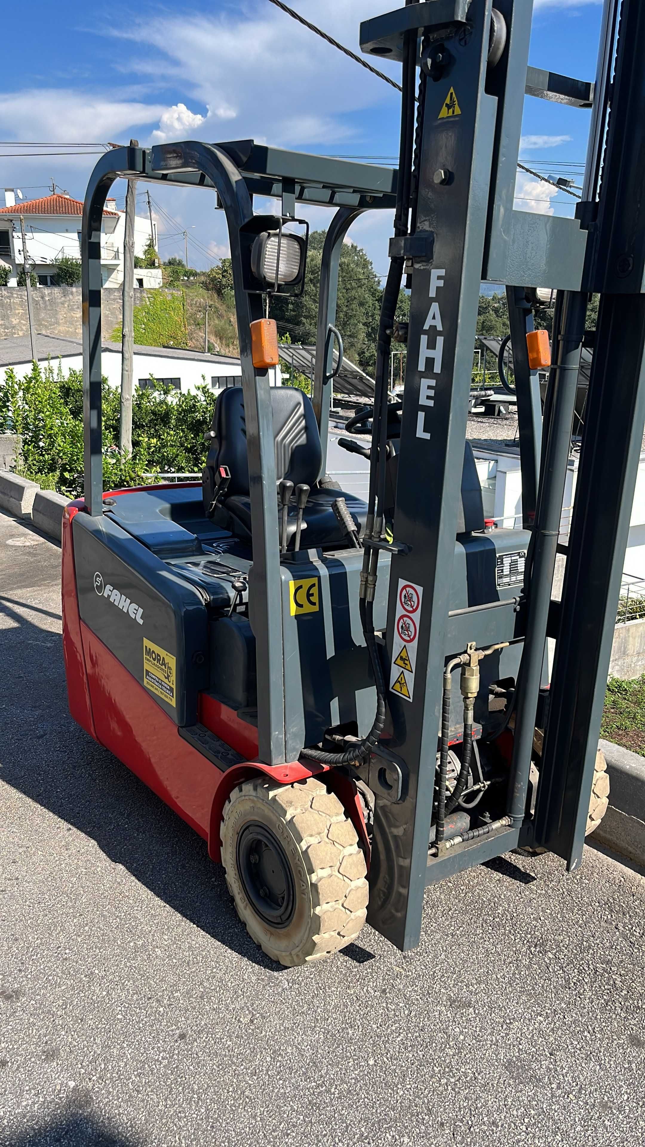 Empilhador elétrico FAHEL