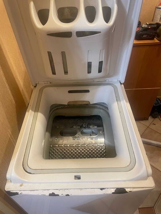 Продам пральну машину Whirlpool на запчастини