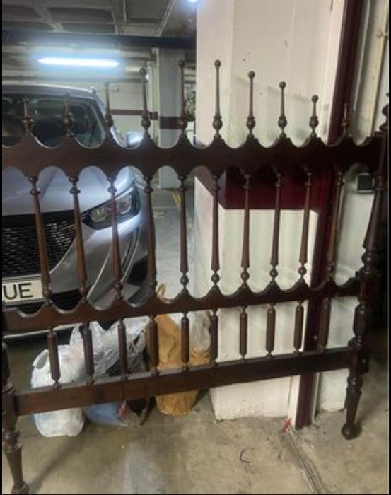 Cama de casal em madeira macica