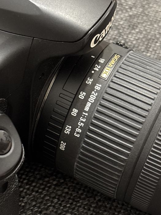 Canon eos 60d + etui + obiektyw 18-200mm + akumulator i ładowarka