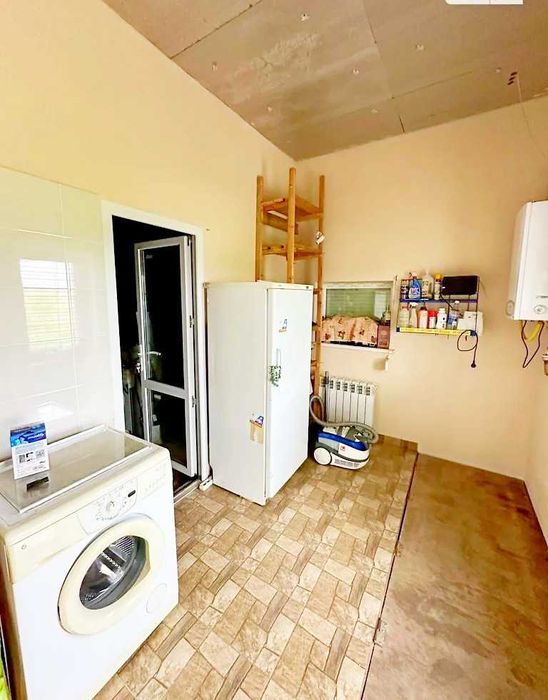 Заміський комфортний утеплений будинок на великій ділянці з садом