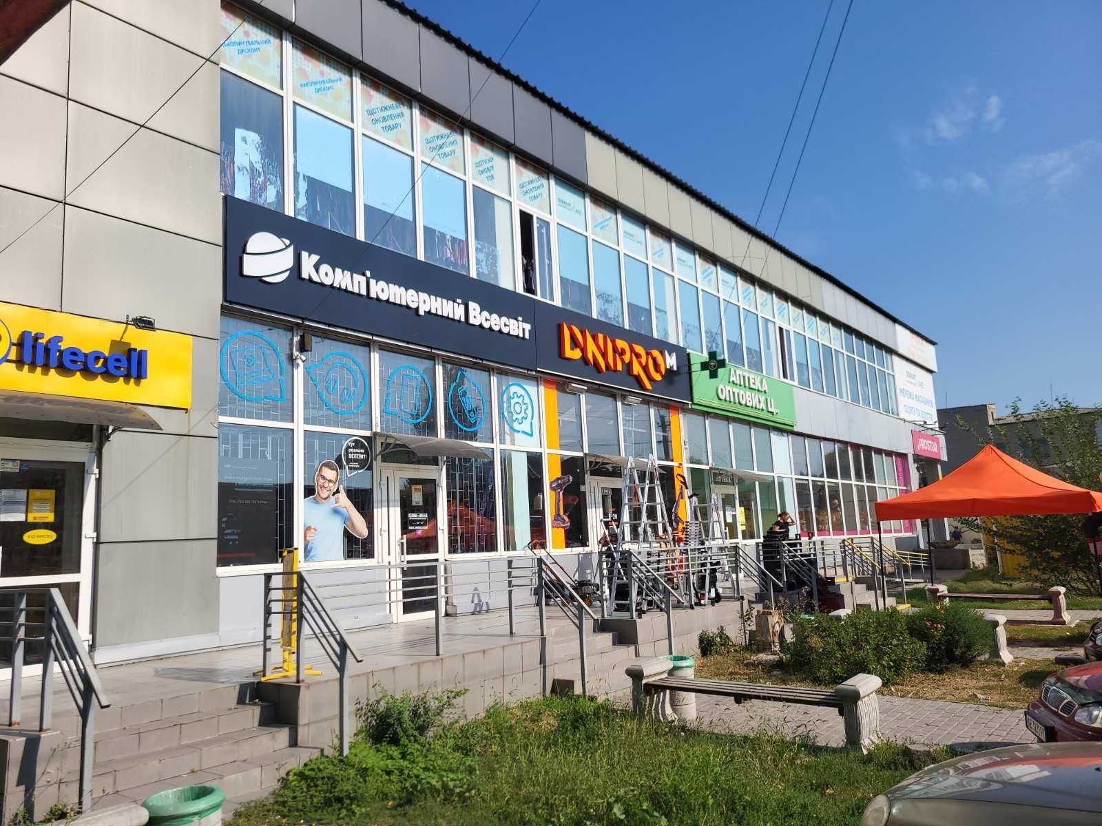Фасад! Оренда приміщення 46,3 кв.м в ТЦ м. Апостолове, Центральна