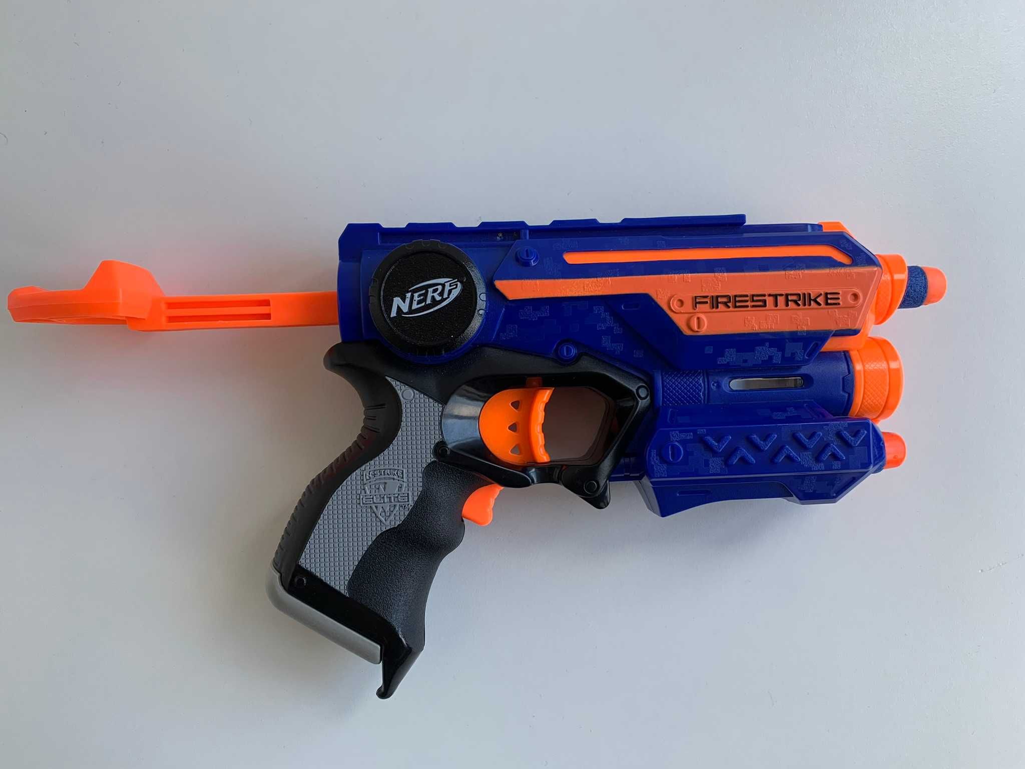 Pistolet Nerf Firestrike Elite, trzy strzałki + gąbeczkowe cele