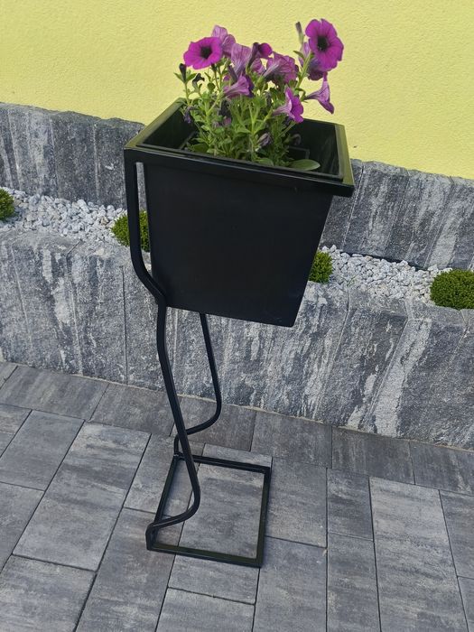 Kwietnik metalowy czarny