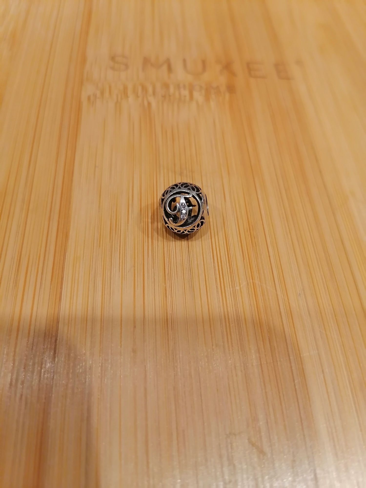 Charms ażurowy Pandora 925 literka F