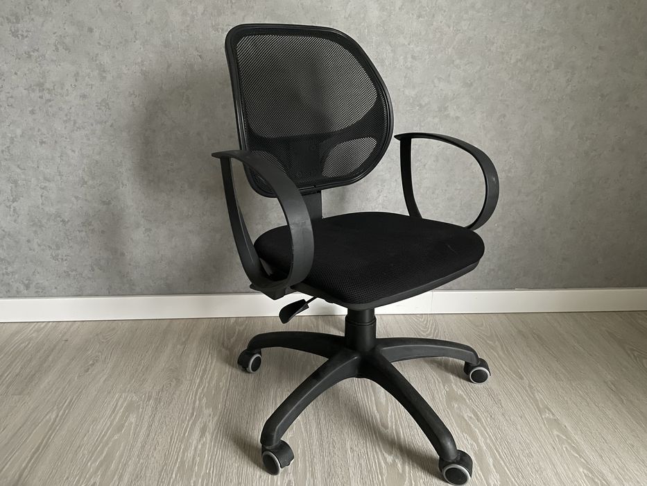 Офісне крісло стілець на колесах стул офисный кресло крестовина газлиф