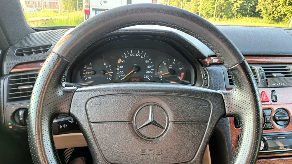 Mercedes-Benz E290