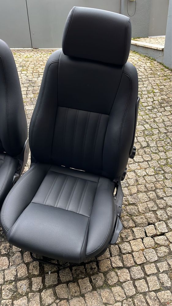 Bancos Alfa Romeo 156 em napa