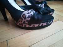 Buty na obcasie, akcent panterki