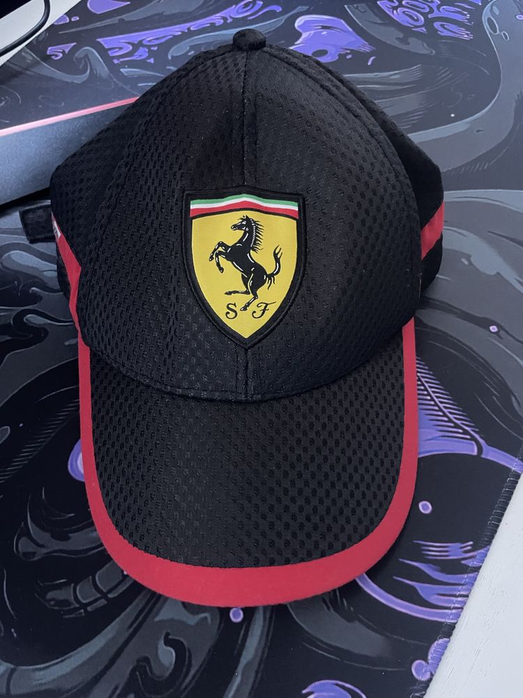 Boné Ferrari preto e vermelho