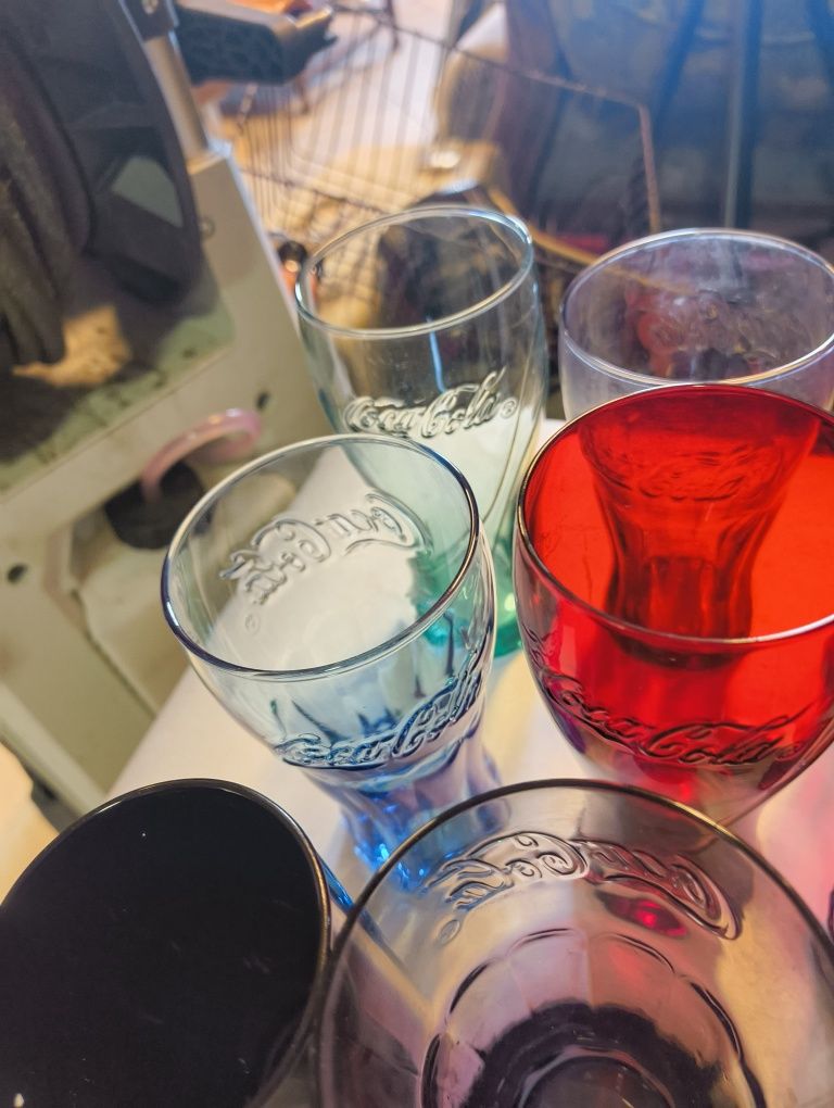 Kolorowe szklanki Coca-Cola