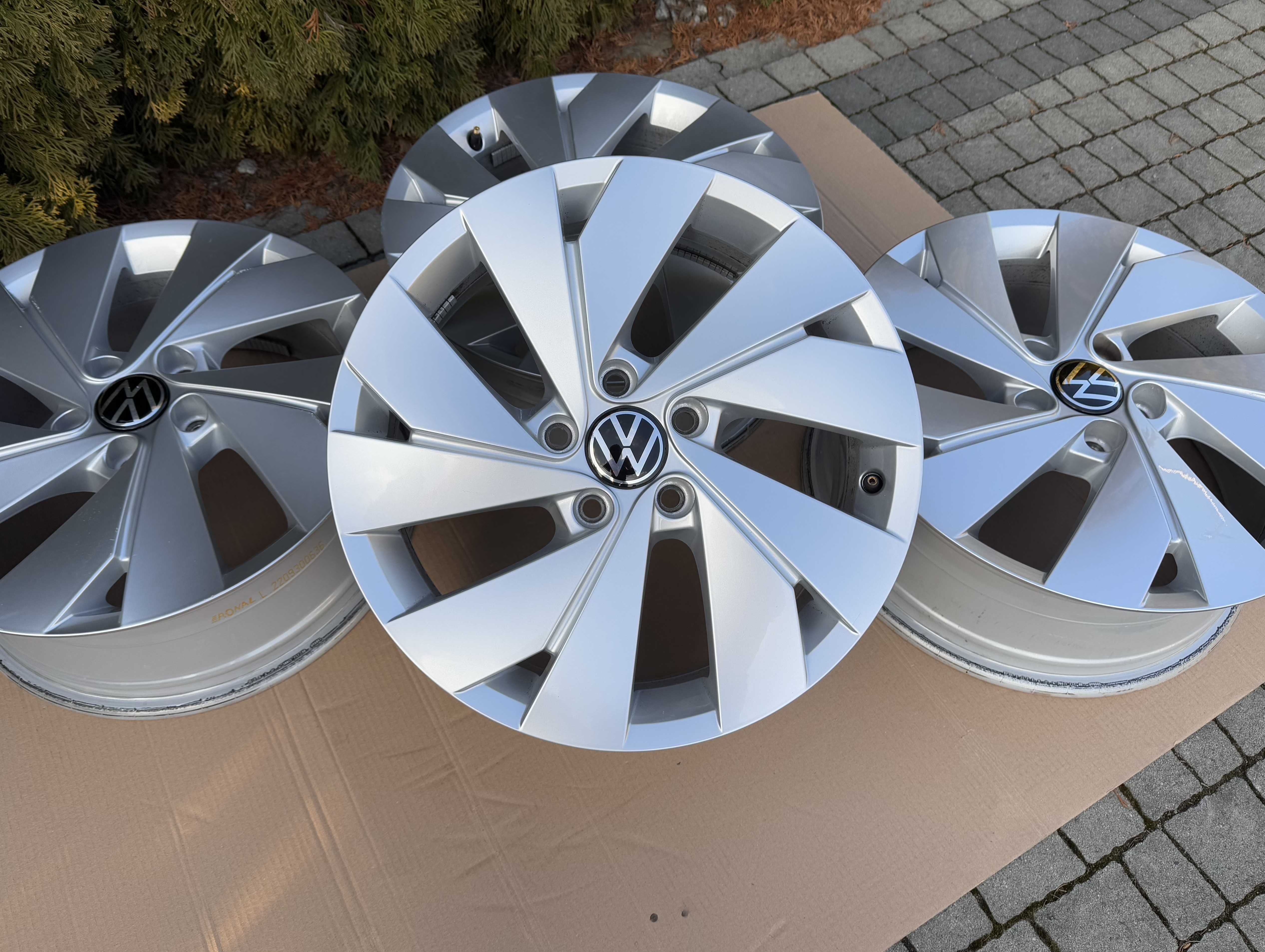 Felgi 17 cali oryginał VW GOLF 8 VIII MK8 Passat Tiguan Caddy