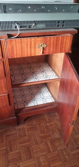 Aparador antigo em madeira maciça: conjunto com cristaleira disponível