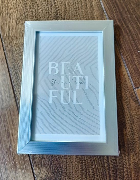 Śliczna nowa ramka do zdjęć w srebrnym kolorze