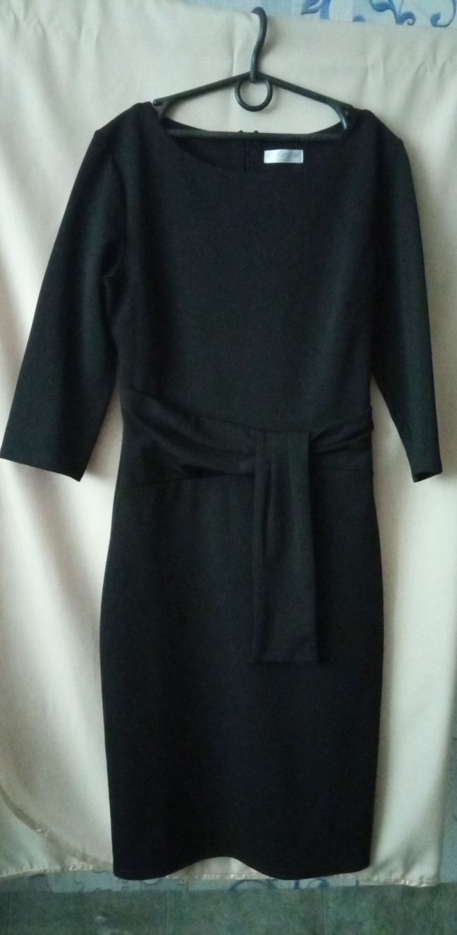 Черное платье миди бренда City Goddess  london