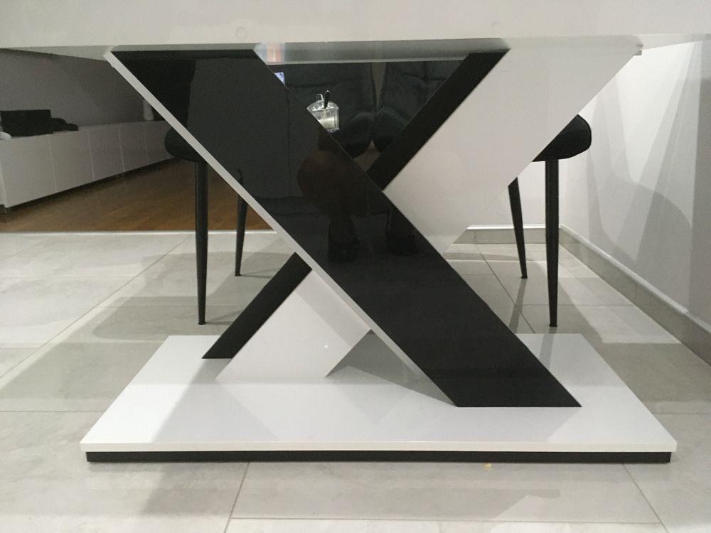 Stół v biało-czarny
