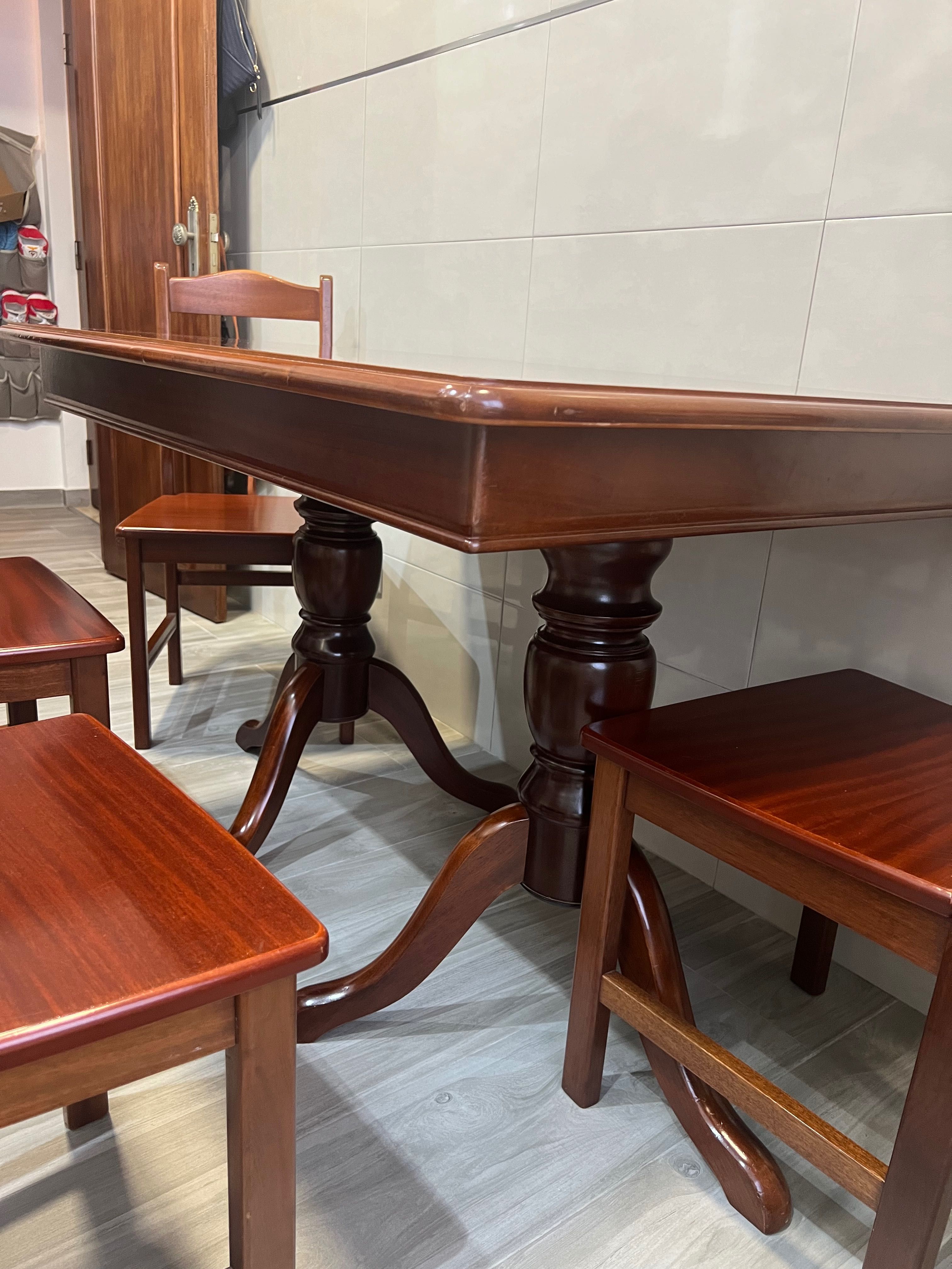 Conjunto Mesa de Jantar e 4 Cadeiras