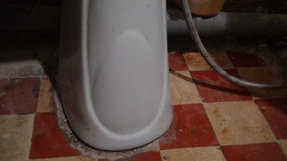 Умивальник фарфоровий із п'єдесталом (ногою)