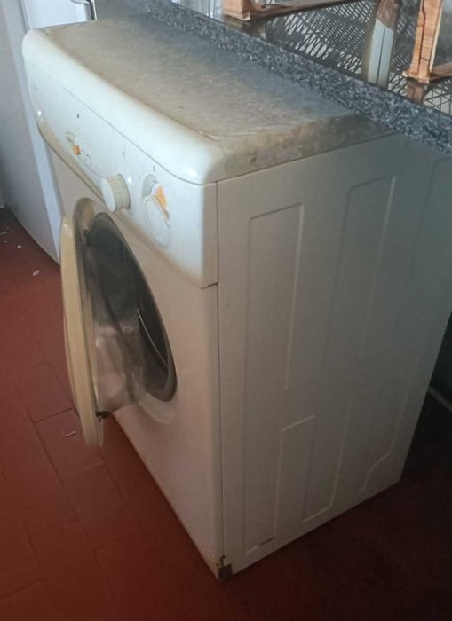 Máquina de Lavar roupa, marca Fagor, usada mas a funcionar