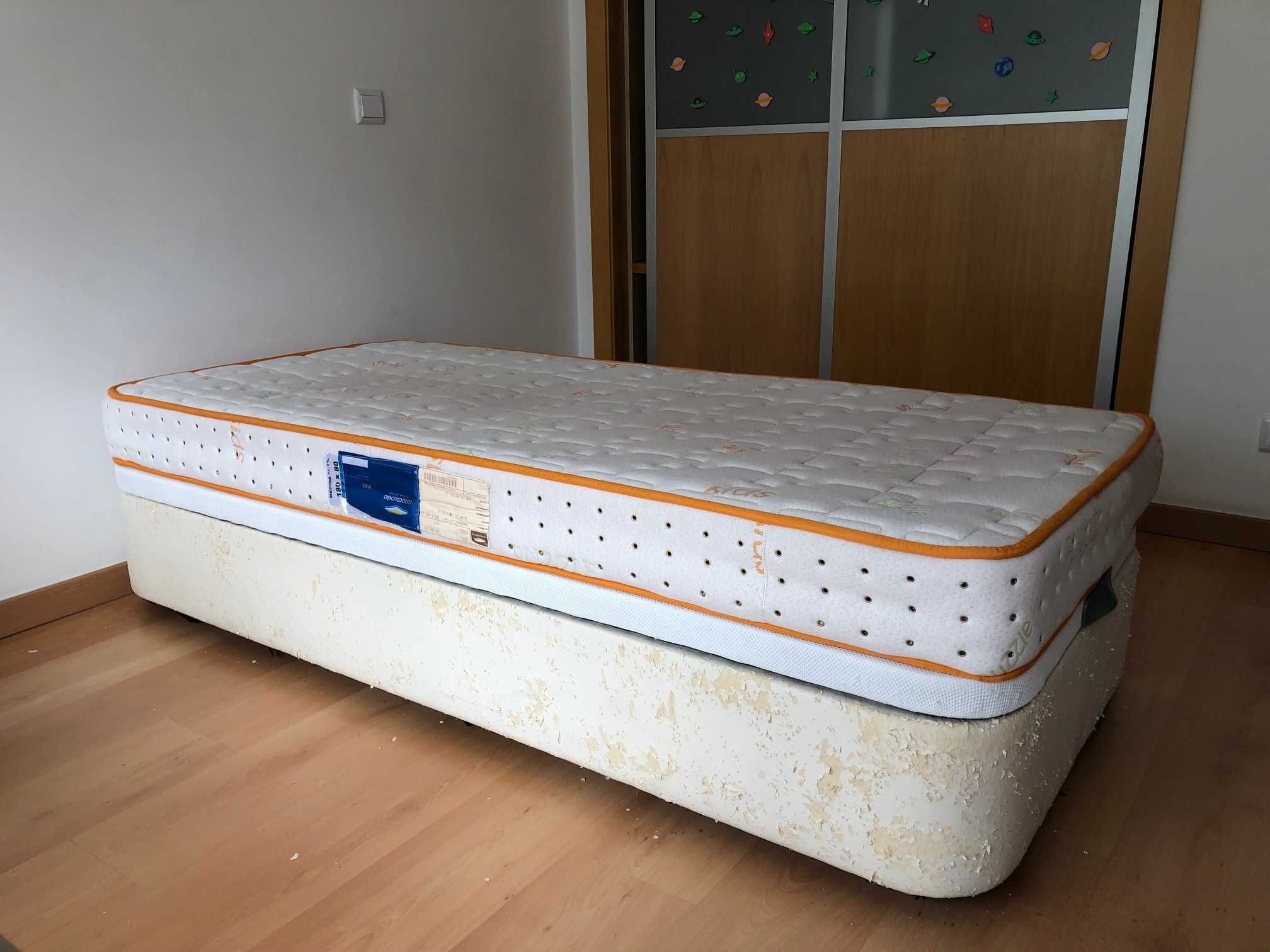 1 Cama (sommier) elevatória, de criança, com colchão.