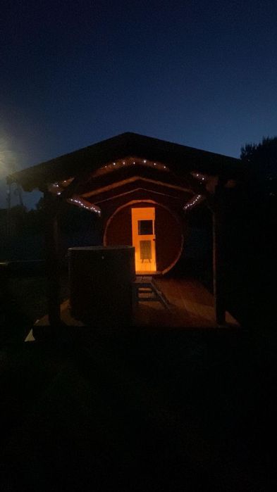 Sauna ogrodowa z tarasem i beczką