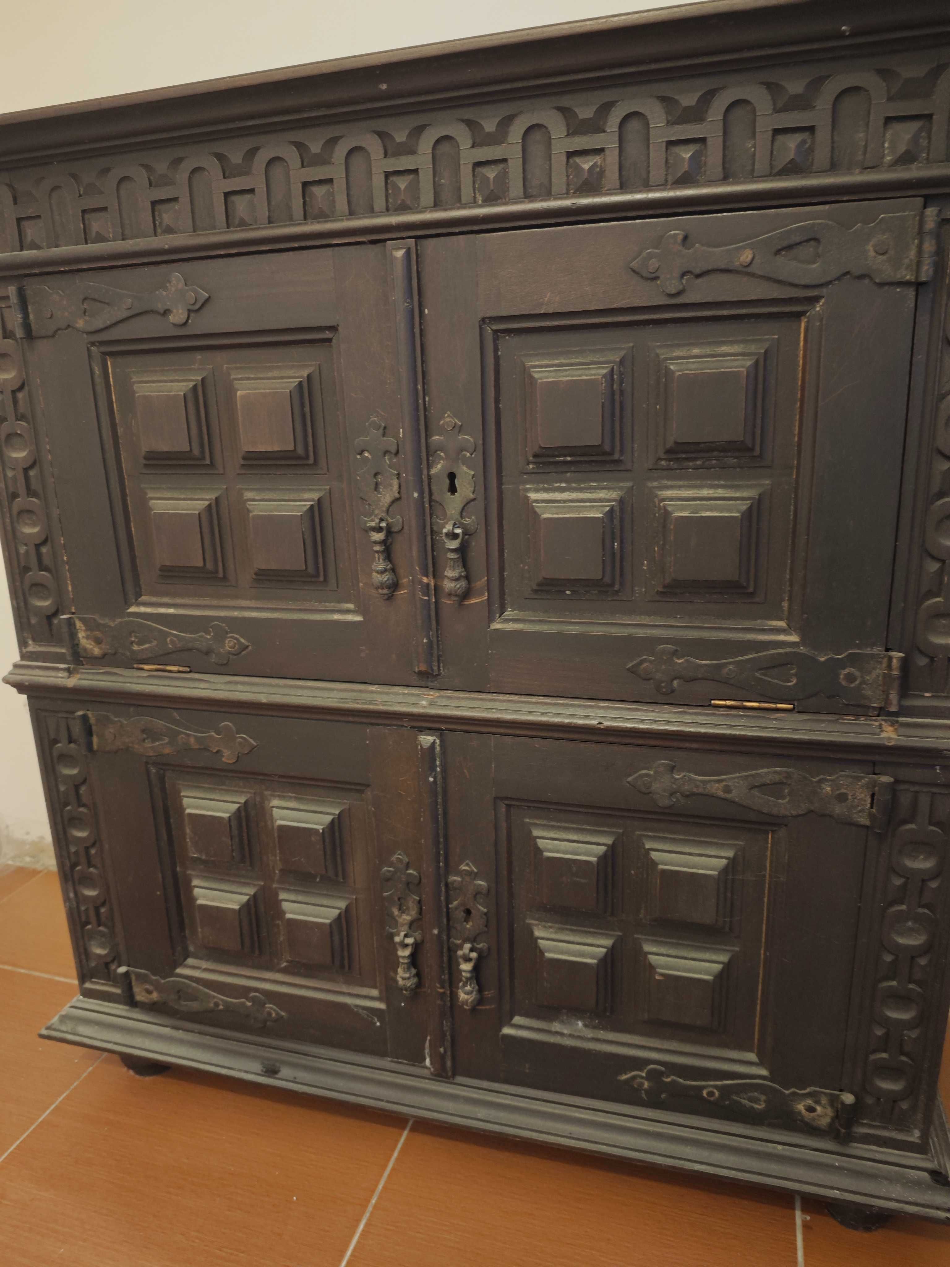 Armário antigo em madeira maciça com entalhes decorativos – vintage
