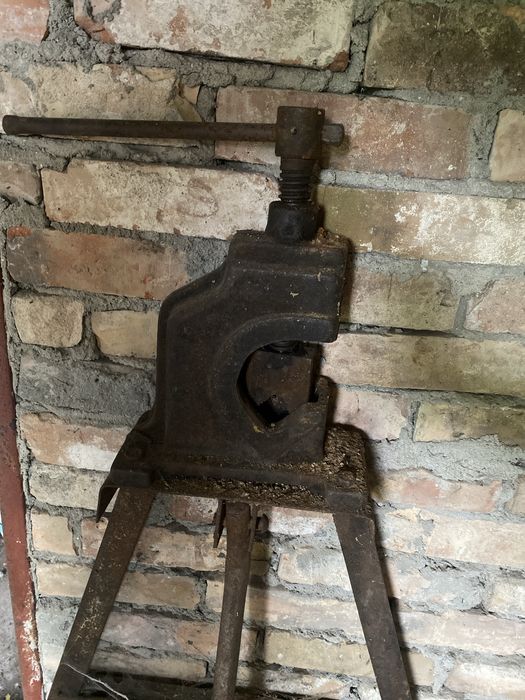 Imadło do gwintowania rur stojace pionier