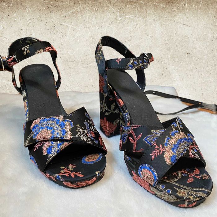 Buty damskie na obcasie we wzory czarne z odkrytym przodem New Look 39