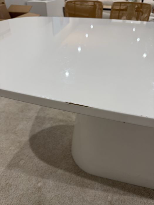 Mesa Oval Lacada em Branco