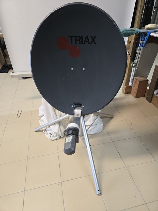 Parabólica 60 cm TRIAX com tripé