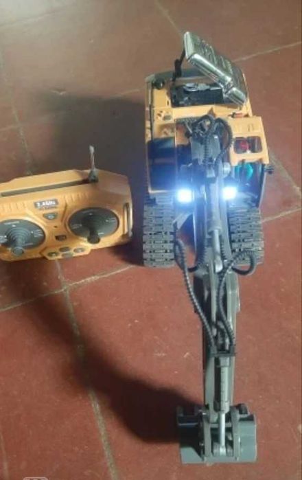 Экскаватор на пульте радиоуправлении Екскаватор на радіокеруванні