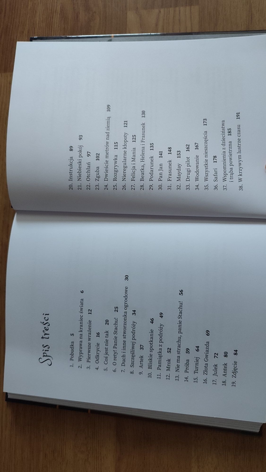 Magiczna kłódka, Barbara Wicher, książka o podróżach w czasie