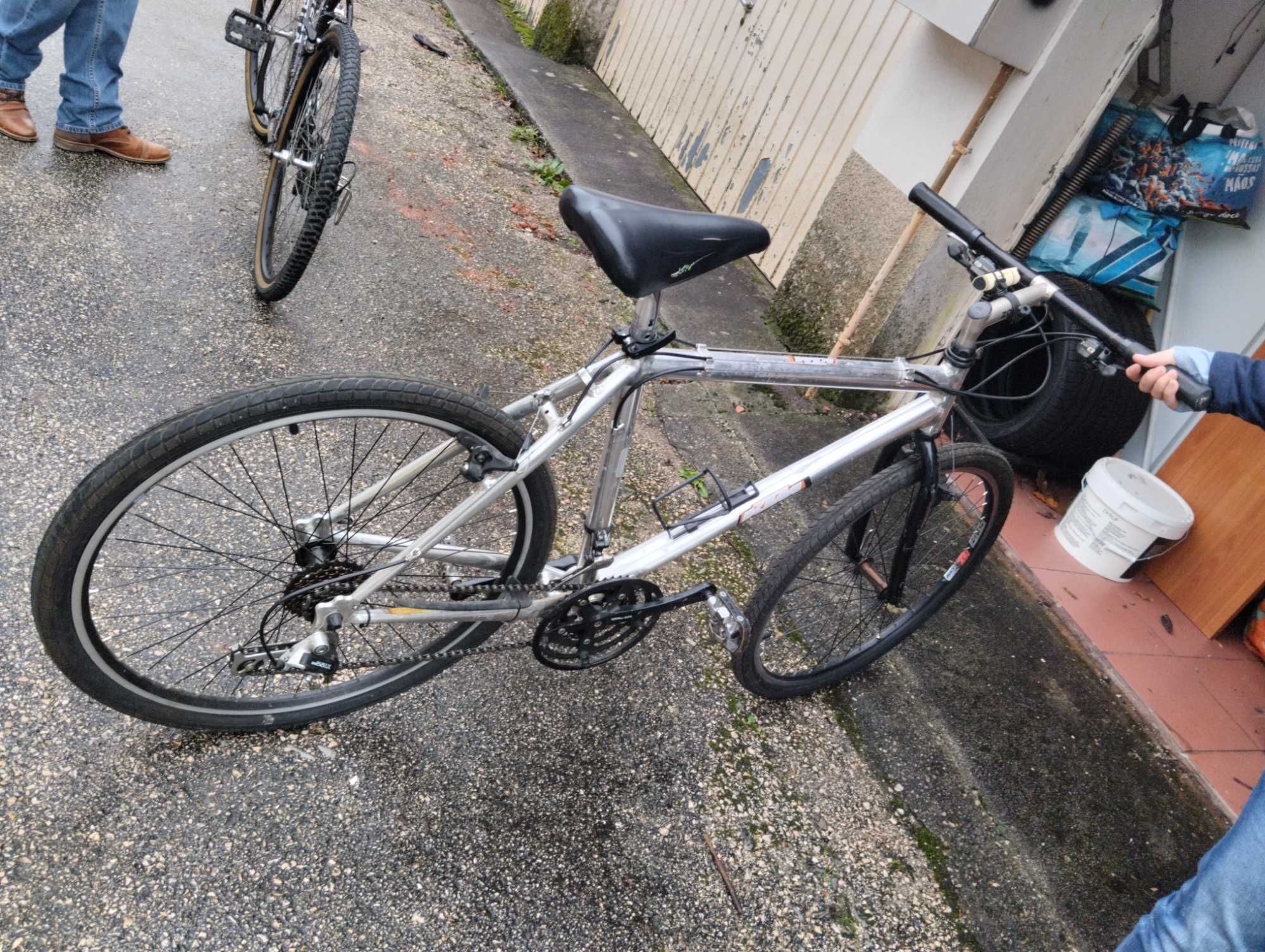 Bicicleta roda 24/ mudanças shimano