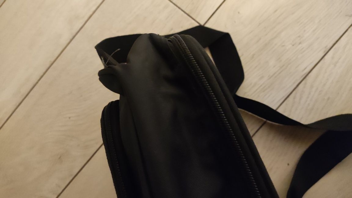 Czarna żółta torba na ramię z napisem dolny śląsk