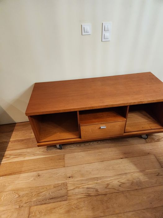 Móvel castanho televisão