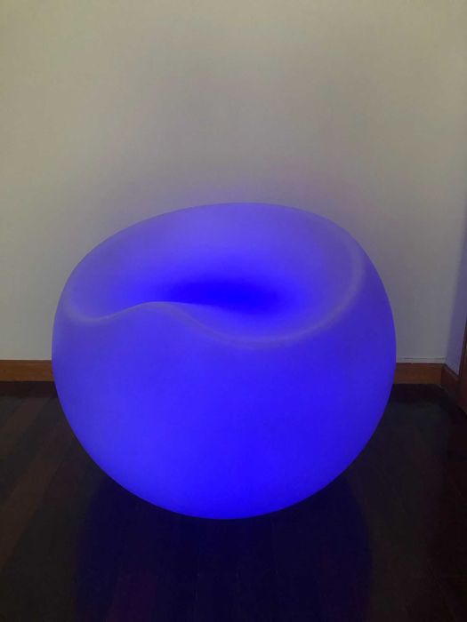 Banco com luz led RGB recarregável.