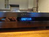 Wzmacniasz stereo EMOTIVABassX TA1 z solidnym kablem.