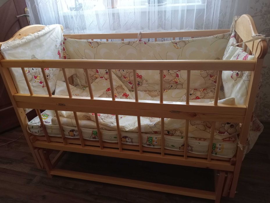 Дерев'яне дитяче ліжечко з маятником та бортиками