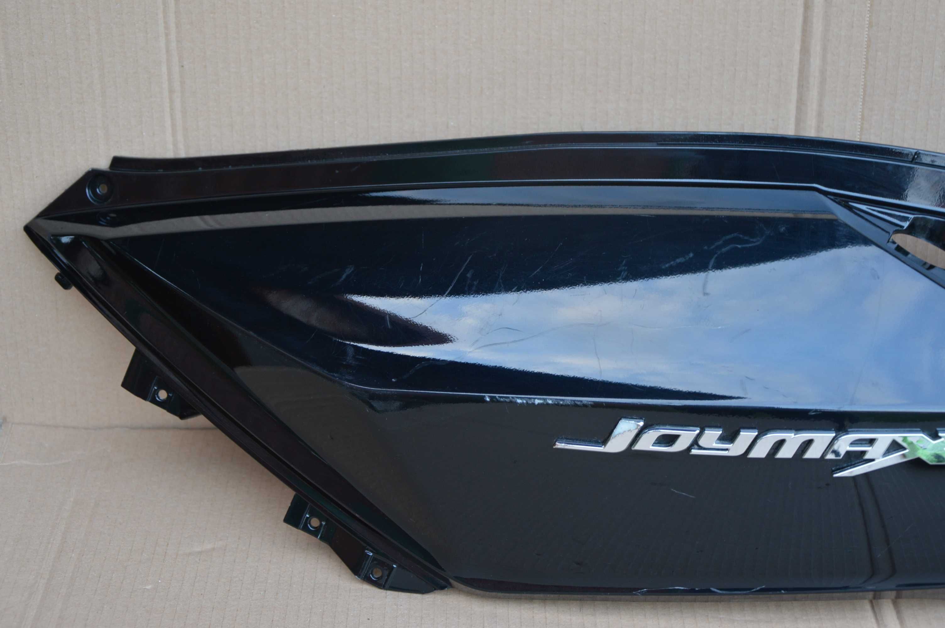 SYM gts Joymax 125 -12r OWIEWKA lewa ogon zadupek emblemat