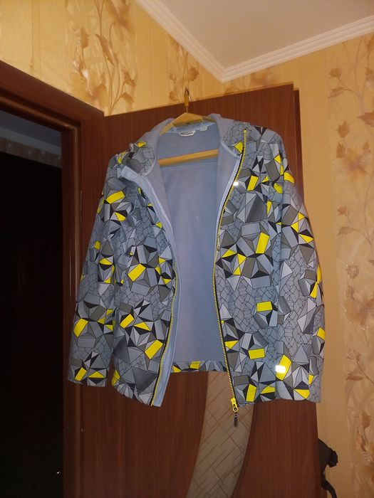 куртка Outventure з жовтими блискавками та геометричним візерунком.